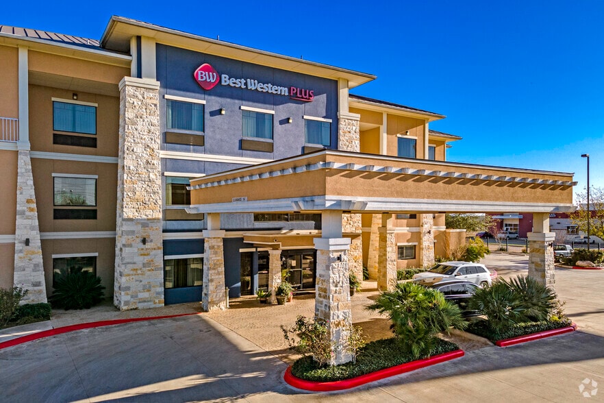 19876 IH-35 South Fwy, Lytle, TX for sale - Building Photo - Image 1 of 1