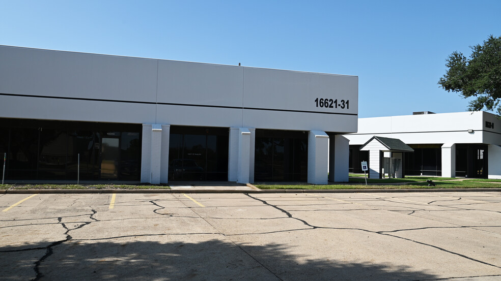 16621-16631 W Hardy Rd, Houston, TX for lease - Building Photo - Image 1 of 4