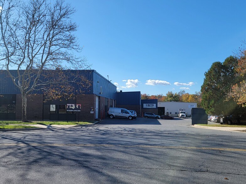 7421-7431 Lindbergh Dr, Gaithersburg, MD for lease - Building Photo - Image 3 of 12