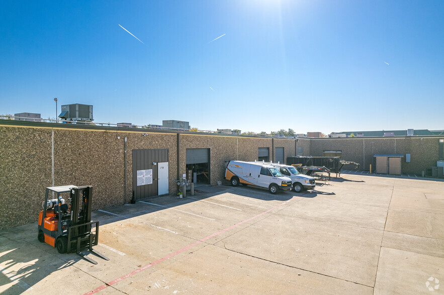 3704-3732 Arapaho Rd, Addison, TX for lease - Building Photo - Image 3 of 6