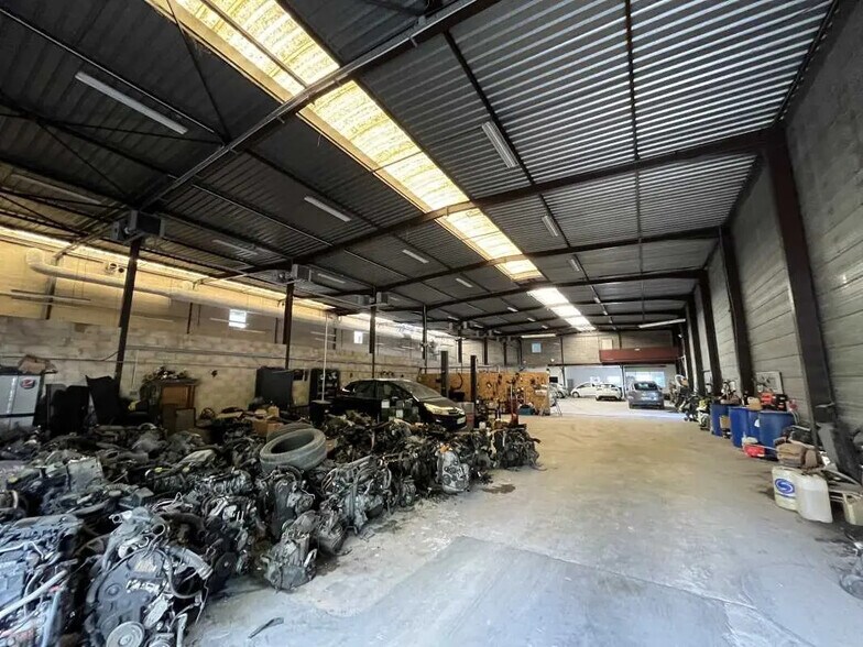 Flex in Porcheville for sale - Building Photo - Image 2 of 9