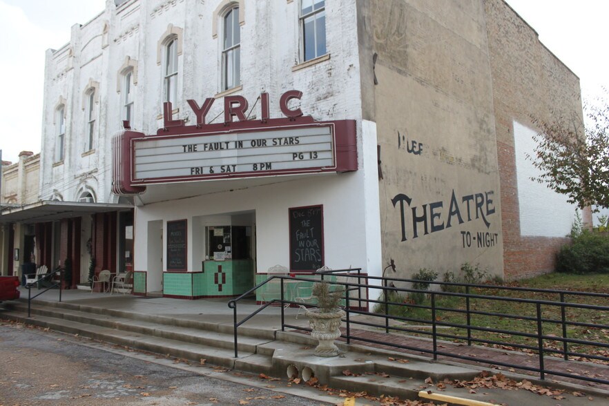 120 E South Main St, Flatonia, TX 78941