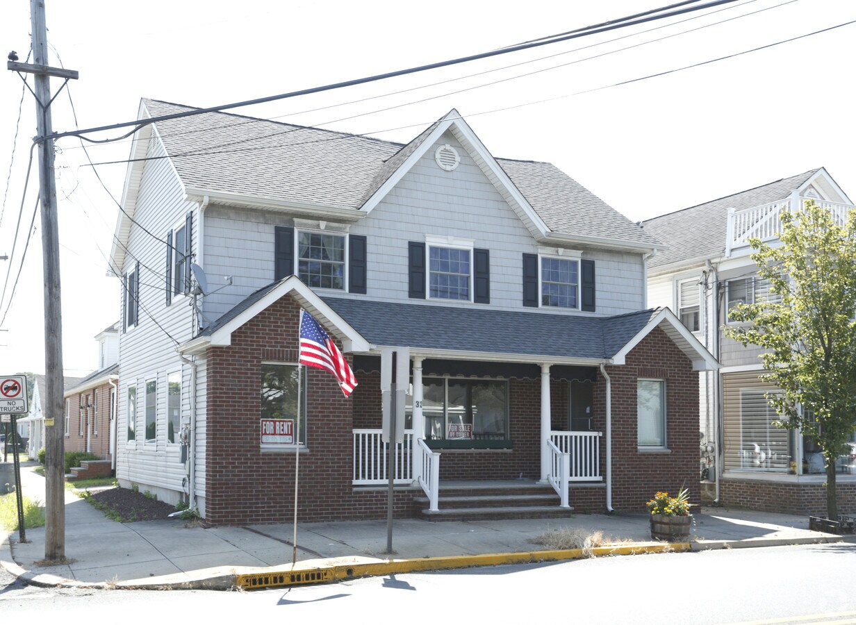 32 Main St, Englishtown, NJ 07726