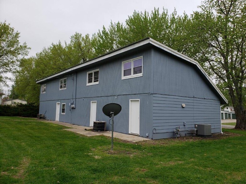 810 Howard St, Effingham, KS 66023 Howard Ave Apartments