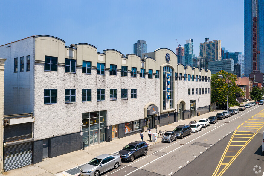 11-11 44th Dr, Long Island City, NY for lease - Building Photo - Image 2 of 9