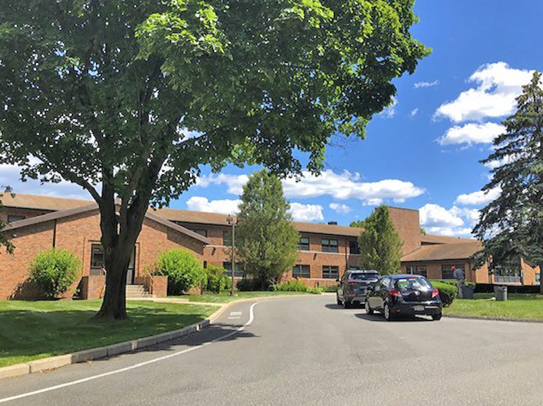 200 Hillside Cir, West Springfield, MA for lease - Building Photo - Image 1 of 9