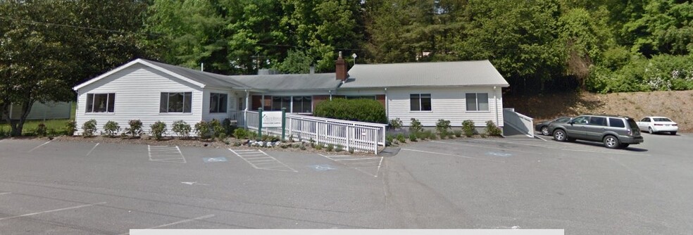 496 Altapass Hwy, Spruce Pine, NC for lease - Building Photo - Image 1 of 4