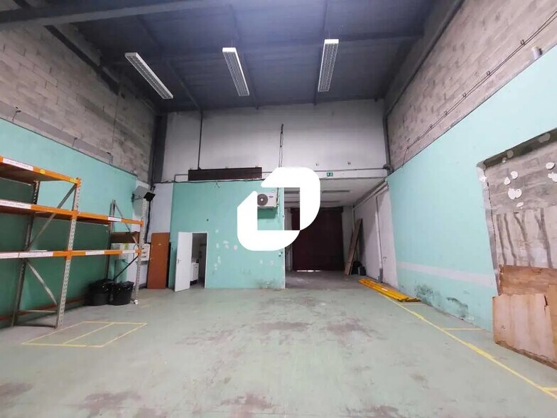 Flex in Élancourt for lease - Interior Photo - Image 2 of 9