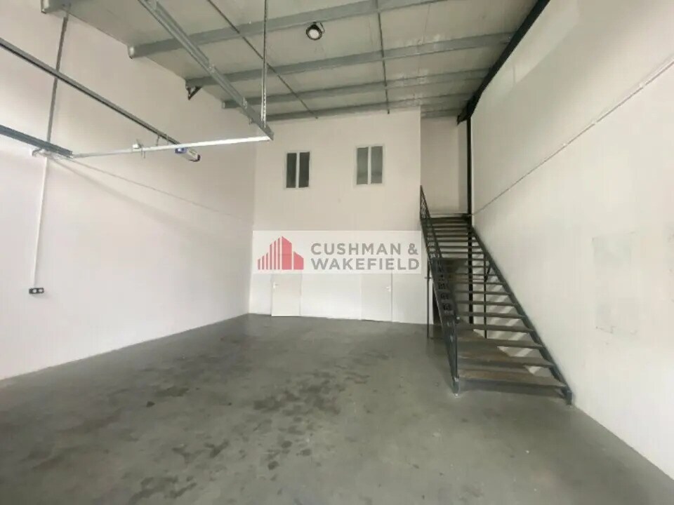 Flex in Nîmes for lease Interior Photo- Image 1 of 4