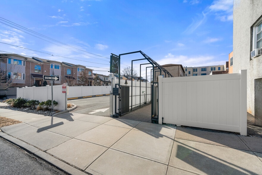 526 Anderson Ave, Cliffside Park, NJ for sale - Building Photo - Image 3 of 34