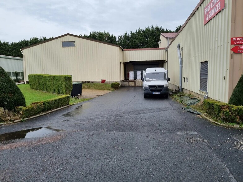 16 Rue Calmette Et Guérin, Lisieux for lease - Building Photo - Image 2 of 6