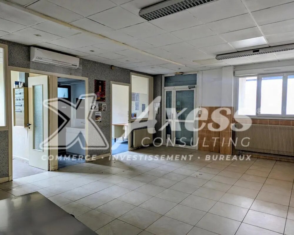 Retail in Oyonnax for lease Interior Photo- Image 1 of 4