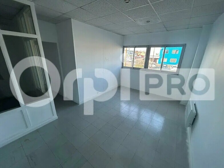 Office in Ormoy for lease - Interior Photo - Image 1 of 8