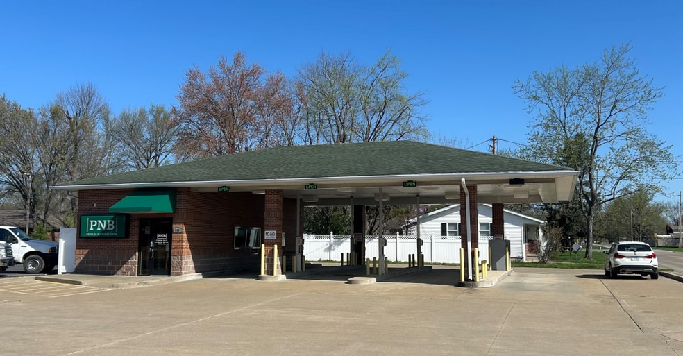 908 E Deyoung St, Marion, IL for sale - Primary Photo - Image 1 of 2