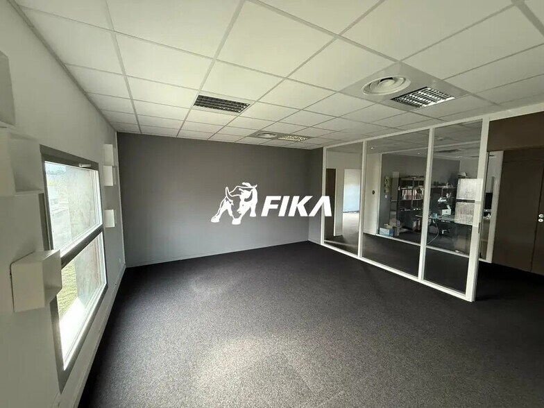Office in Martillac for lease - Interior Photo - Image 2 of 7