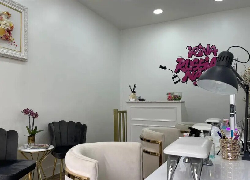 Retail in Paris for lease - Interior Photo - Image 2 of 2