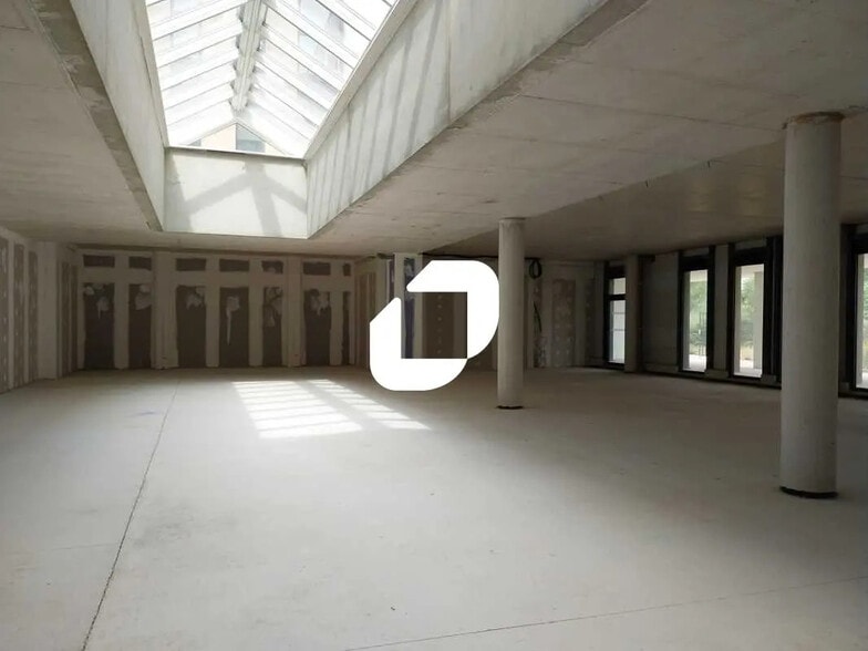 Office in Mauguio for lease - Interior Photo - Image 1 of 9