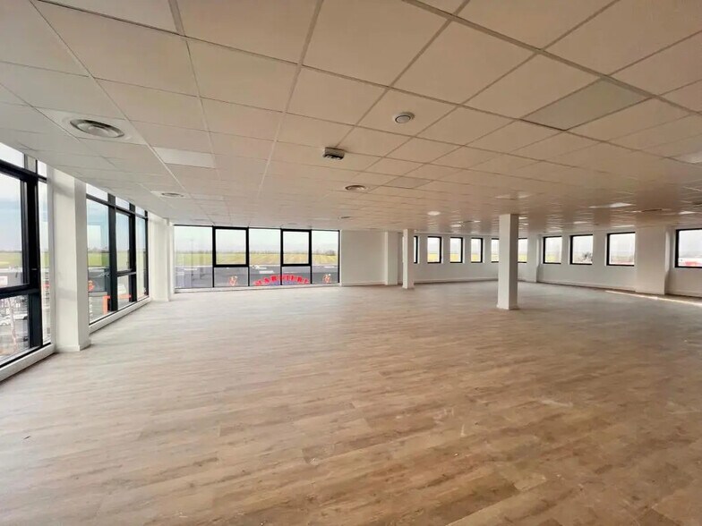 Office in Plaisir for lease - Interior Photo - Image 1 of 6