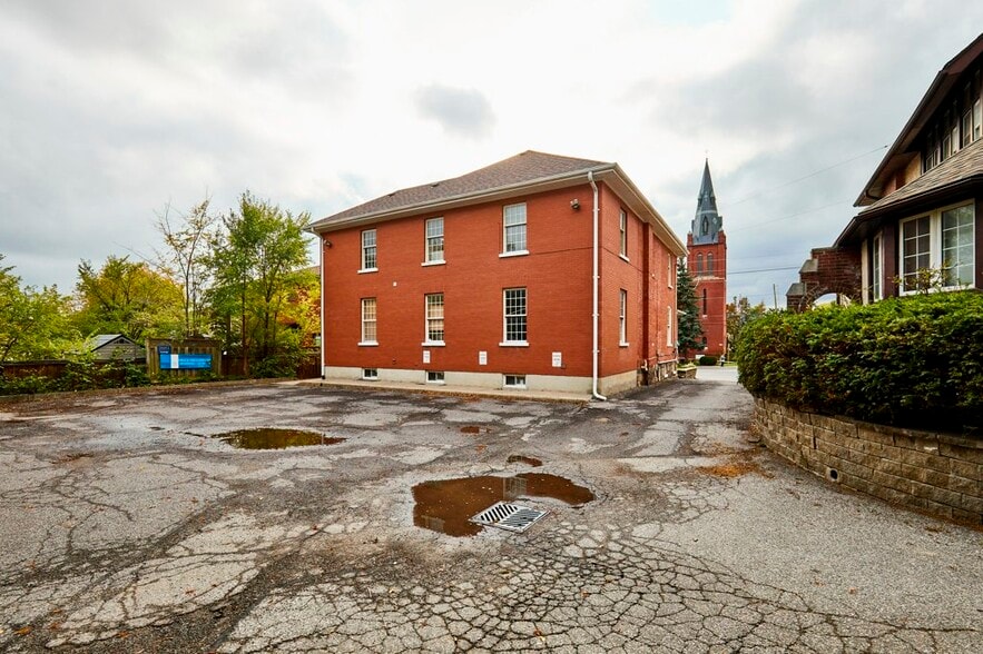 215 Simcoe St N, Oshawa, ON for sale - Building Photo - Image 2 of 9