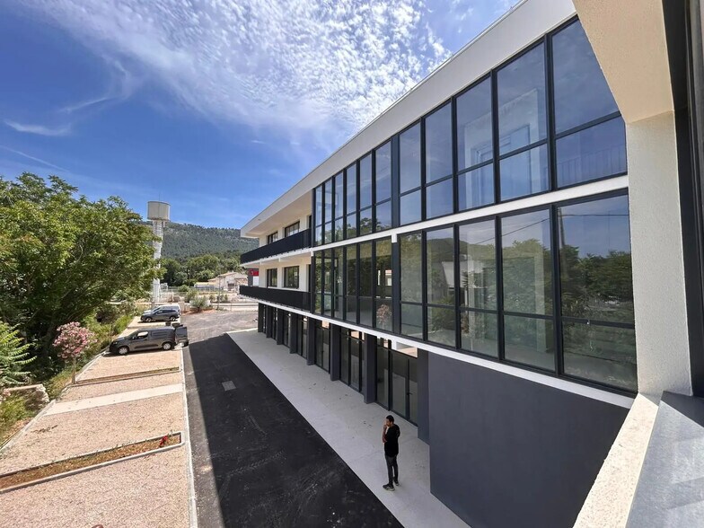 Office in Aubagne for lease - Building Photo - Image 2 of 13