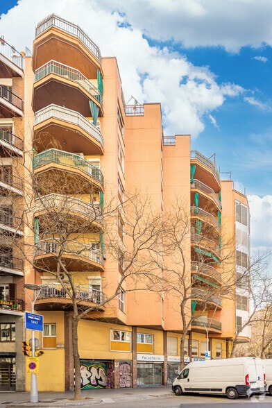 Multifamily in Barcelona, Barcelona for sale - Building Photo - Image 2 of 10