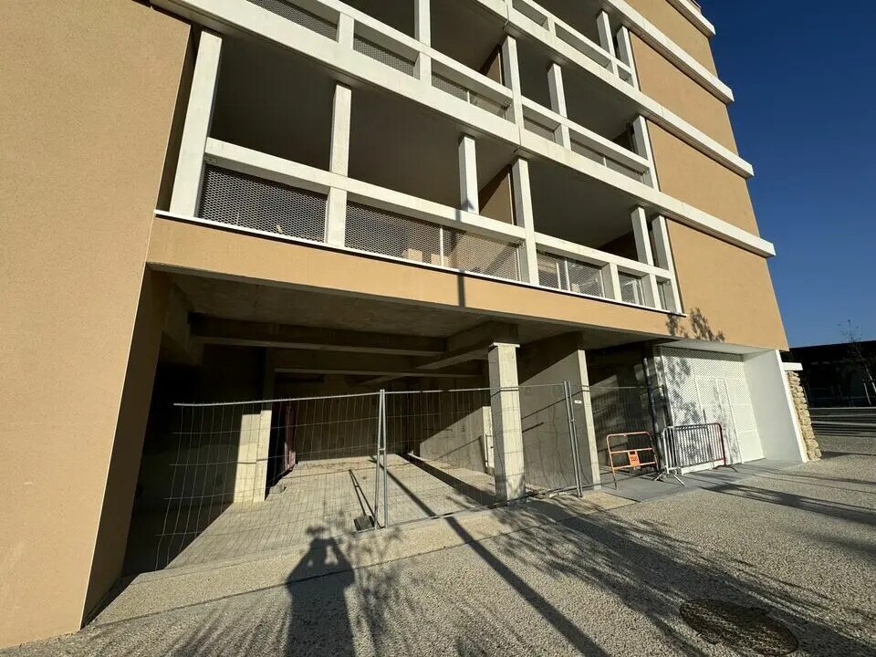 Retail in Valence for sale Building Photo- Image 1 of 9