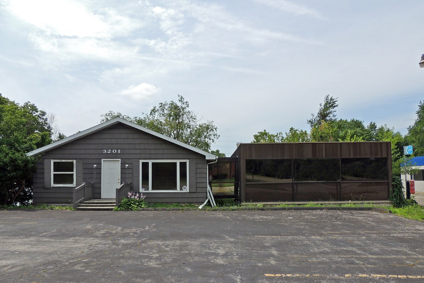 3201 Flushing Rd, Flint, MI 48507