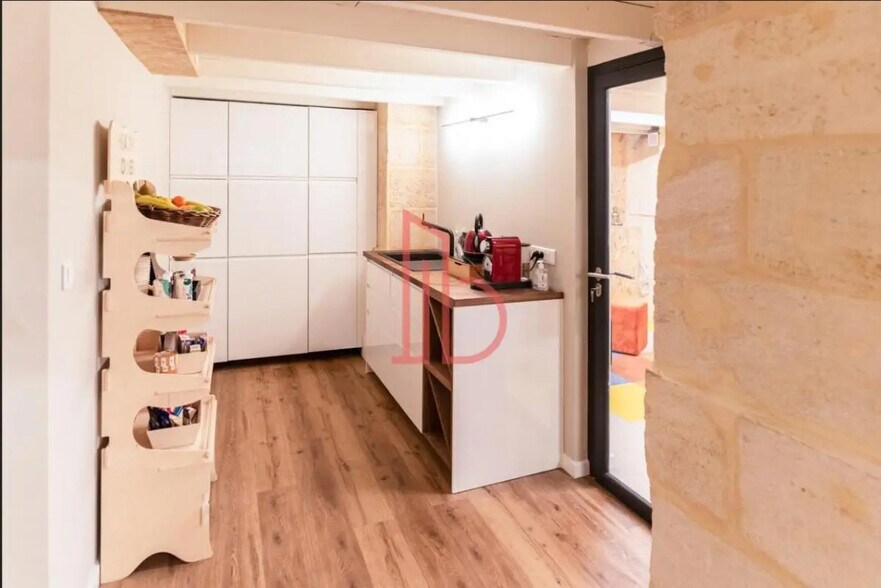 Office in Bordeaux for lease - Interior Photo - Image 2 of 8