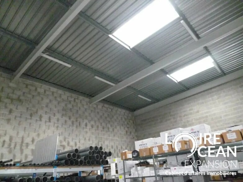 Flex in Nantes for lease - Interior Photo - Image 2 of 4