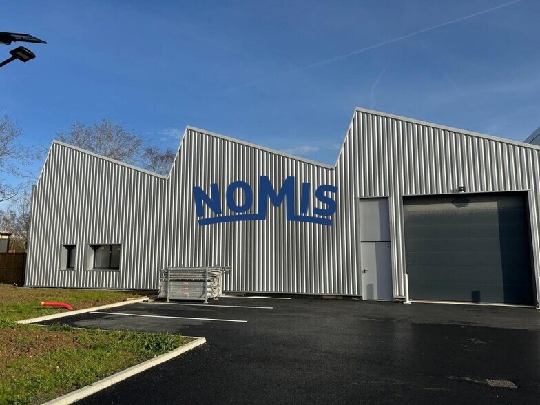 Flex in Carquefou for lease - Building Photo - Image 1 of 5