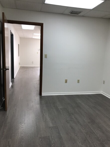 8530-8548 NW 64th St, Miami, FL for lease - Building Photo - Image 3 of 9