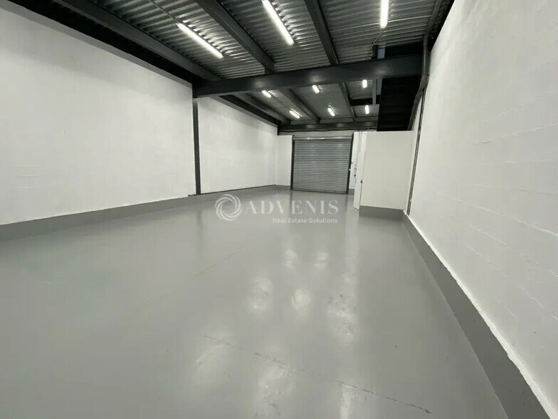 Flex in Noisy-le-Grand for lease - Interior Photo - Image 2 of 5