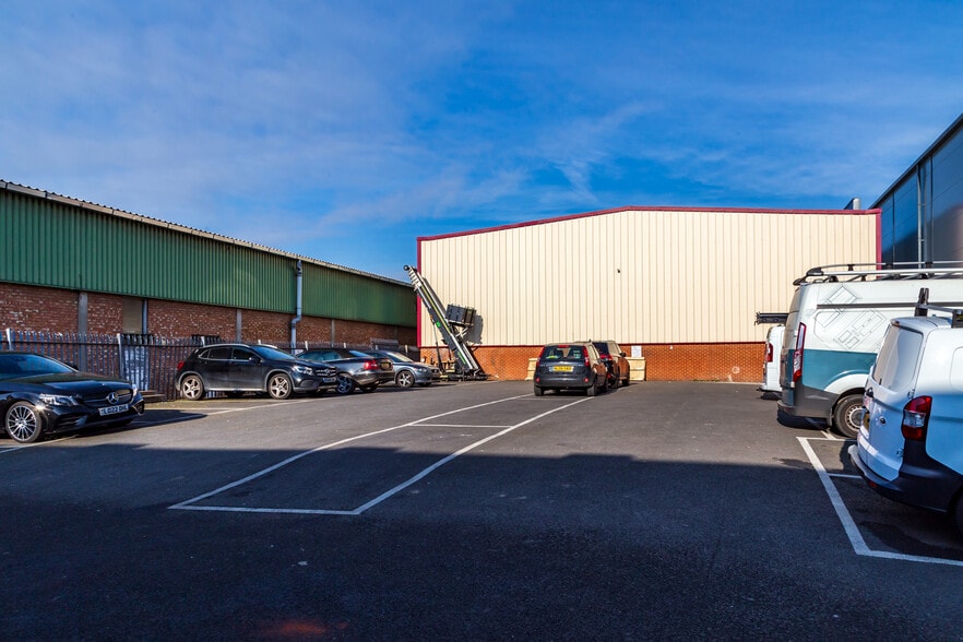 52-56 Standard Rd, London for lease - Building Photo - Image 3 of 6