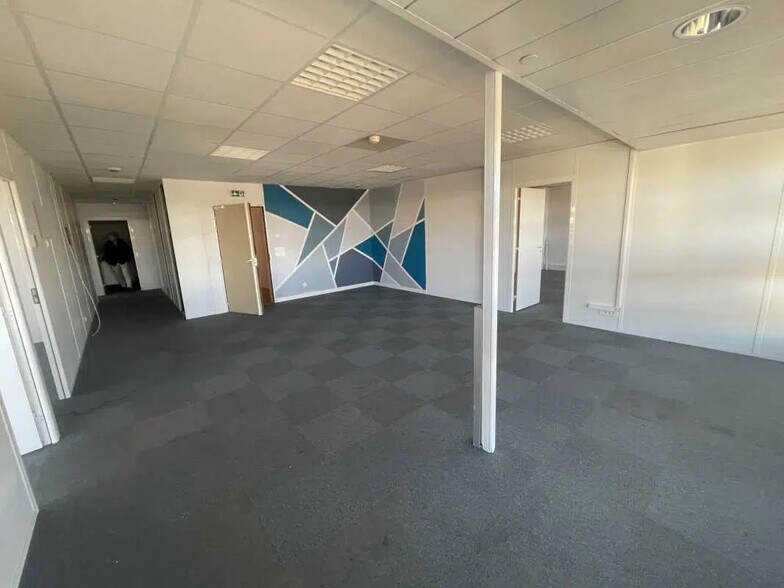 Office in Bordeaux for lease - Building Photo - Image 3 of 8
