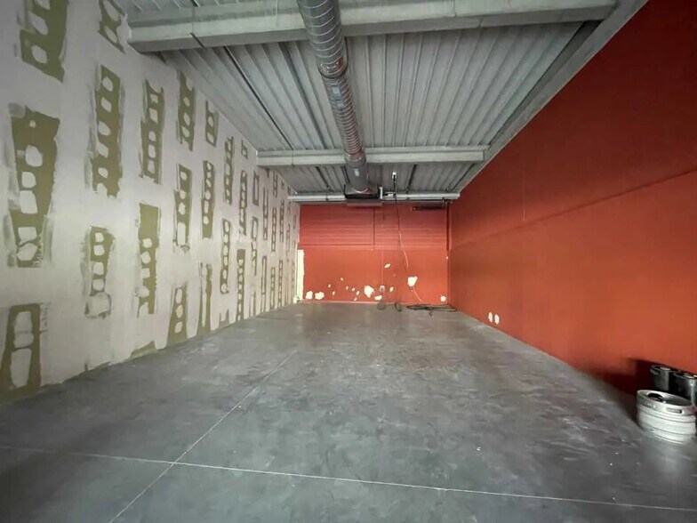 Retail in Venette for lease - Interior Photo - Image 1 of 6