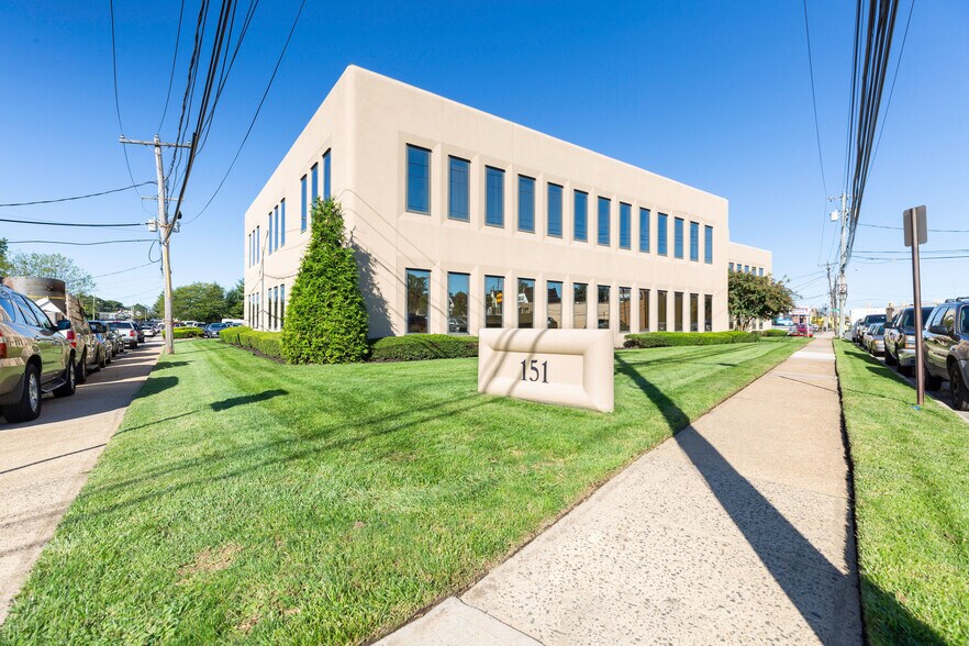 151 Herricks Rd, Garden City Park, NY 11040