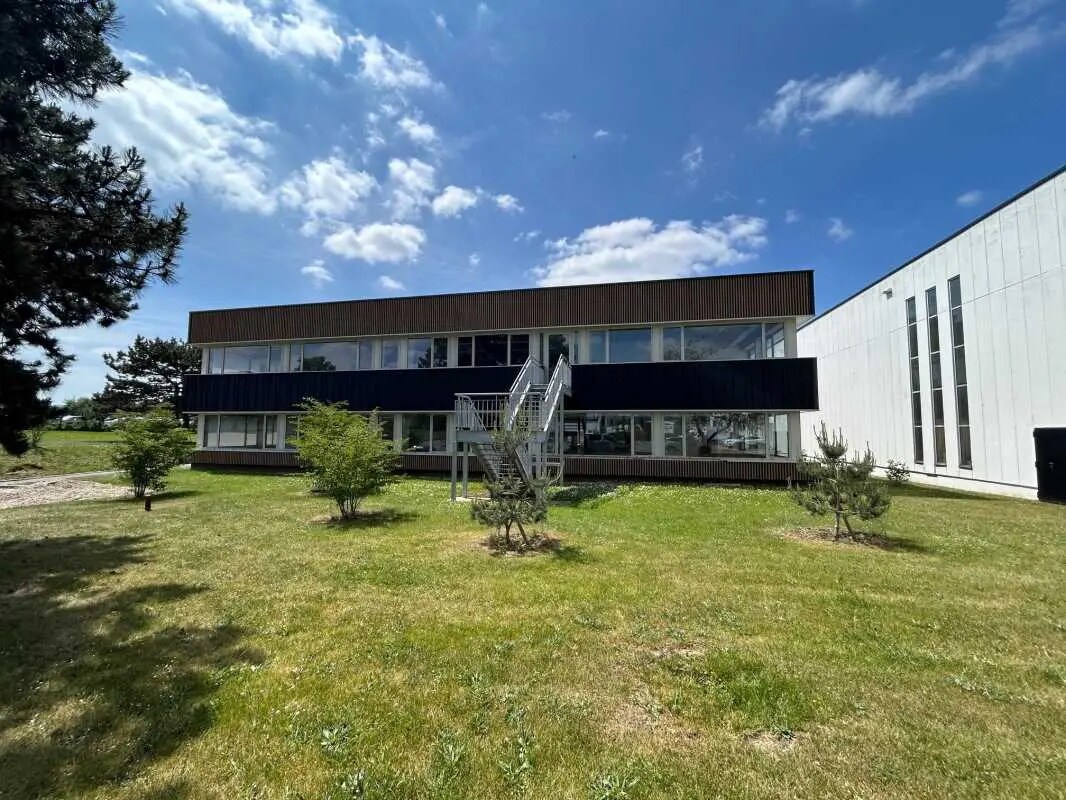 Office in Le Petit-Quevilly for lease Building Photo- Image 1 of 5