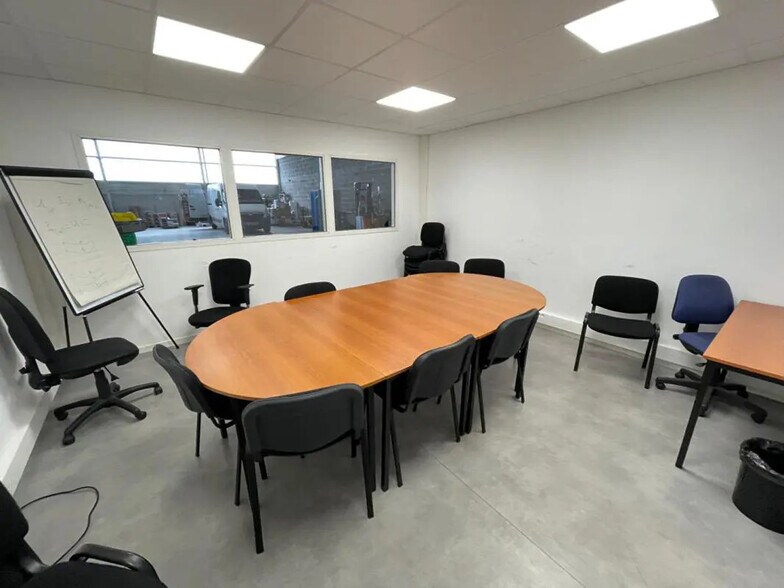 Flex in Guipavas for lease - Building Photo - Image 2 of 8