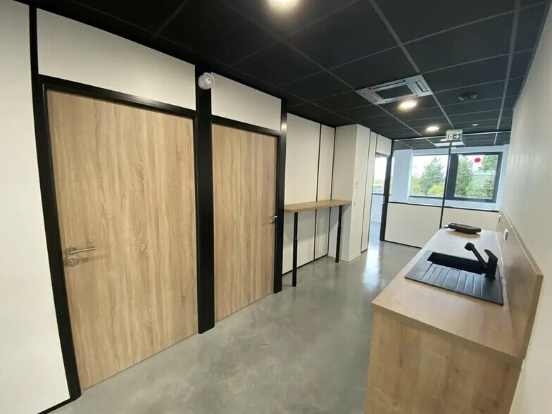 Office in Artigues-près-Bordeaux for lease - Interior Photo - Image 1 of 8