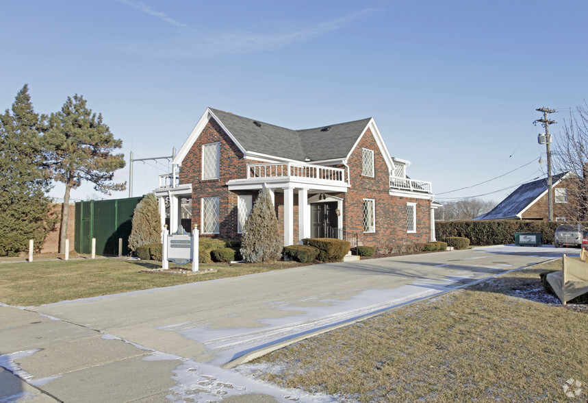 21220 Kelly Rd, Eastpointe, MI for sale - Primary Photo - Image 1 of 1