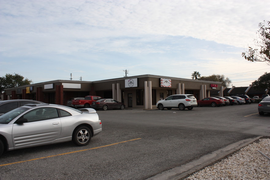 5800-5854 S Staples St, Corpus Christi, TX for lease - Building Photo - Image 2 of 9