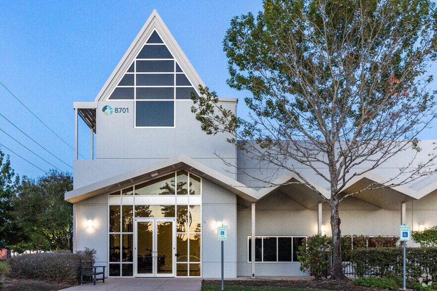 8701 Warehouse Center Dr, Humble, TX for sale - Primary Photo - Image 1 of 1