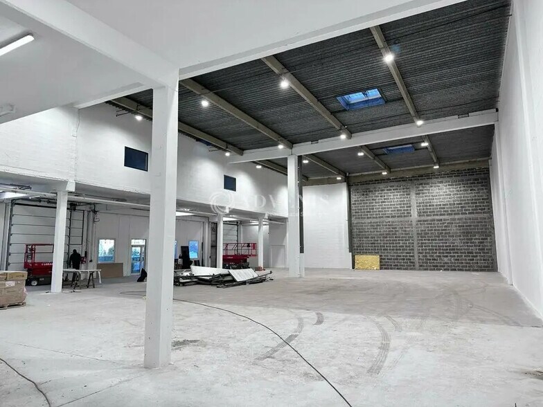 Industrial in VILLENEUVE-D'ASCQ for lease - Interior Photo - Image 2 of 12