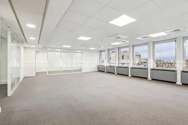 Office in Neuilly-sur-Seine for lease - Interior Photo - Image 1 of 12