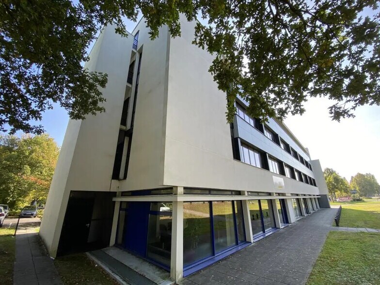 Office in Rennes for lease - Building Photo - Image 2 of 9