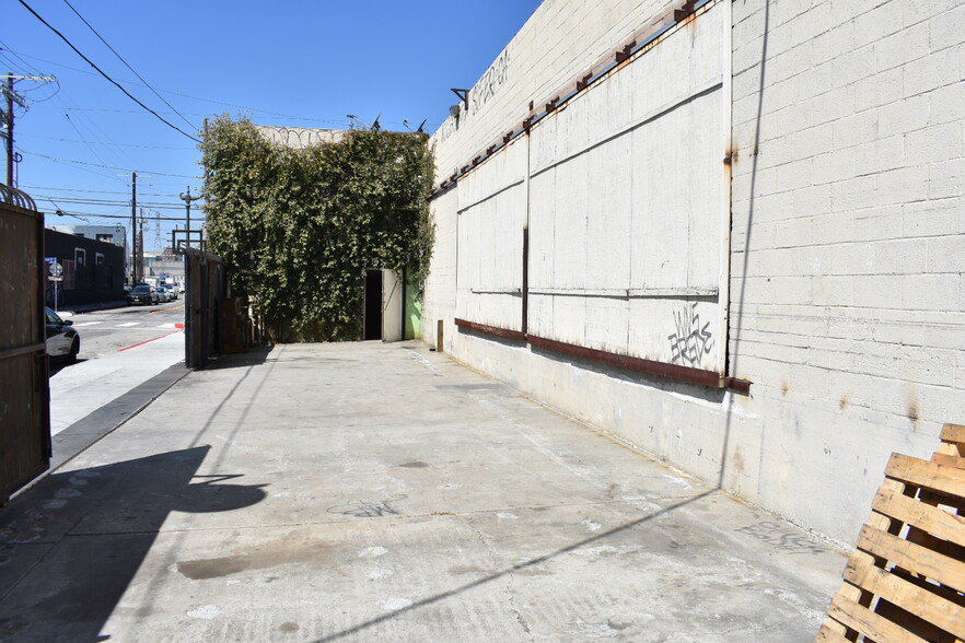 654 S Anderson St, Los Angeles, CA for lease - Building Photo - Image 3 of 20