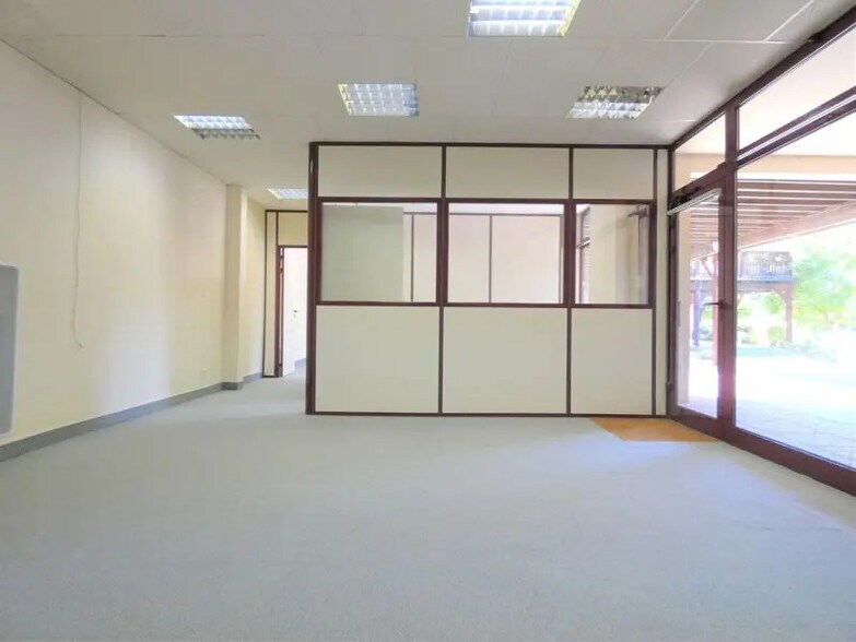 Office in Chavenay for lease - Interior Photo - Image 2 of 7