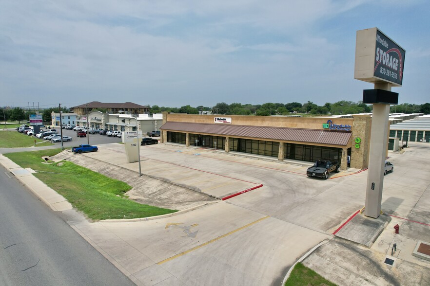 1222 W Oaklawn Rd, Pleasanton, TX for lease - Primary Photo - Image 1 of 4