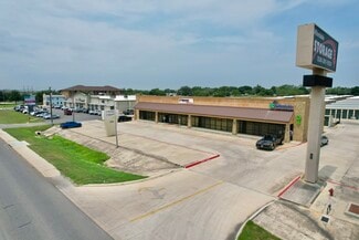 More details for 1222 W Oaklawn Rd, Pleasanton, TX - Medical for Lease