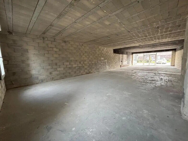 Retail in Clairoix for lease - Building Photo - Image 3 of 5